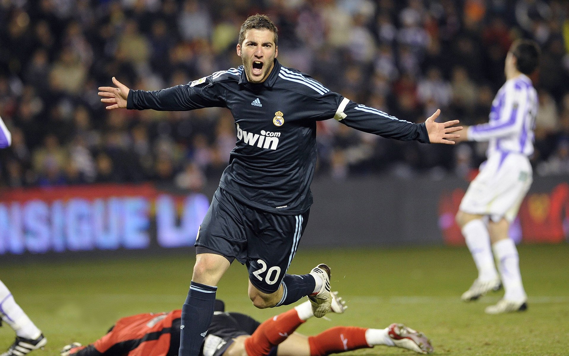 博卡、河床、独立队赛季表现对比，博卡河床球迷拥抱